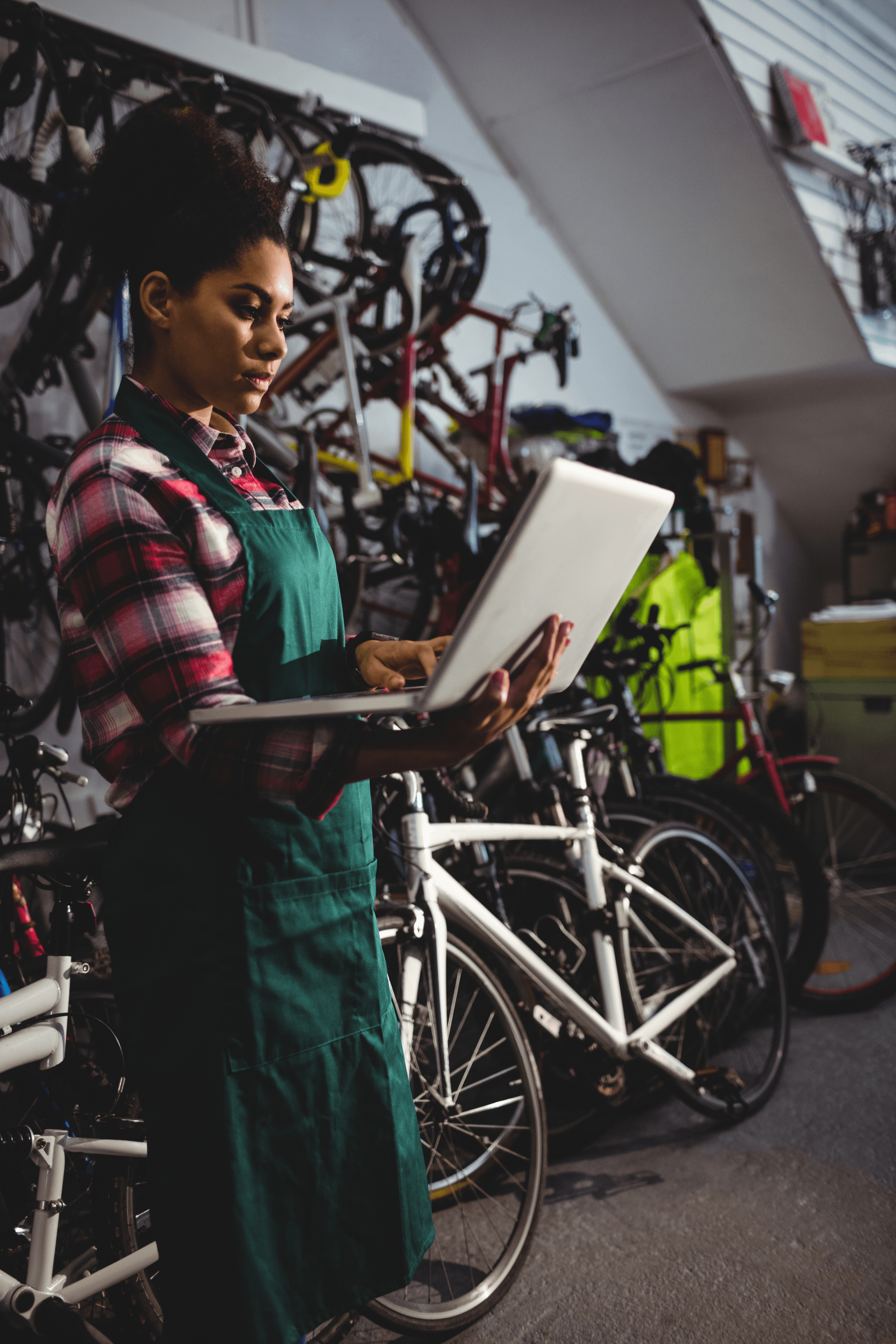Femme avec ordinateur portable